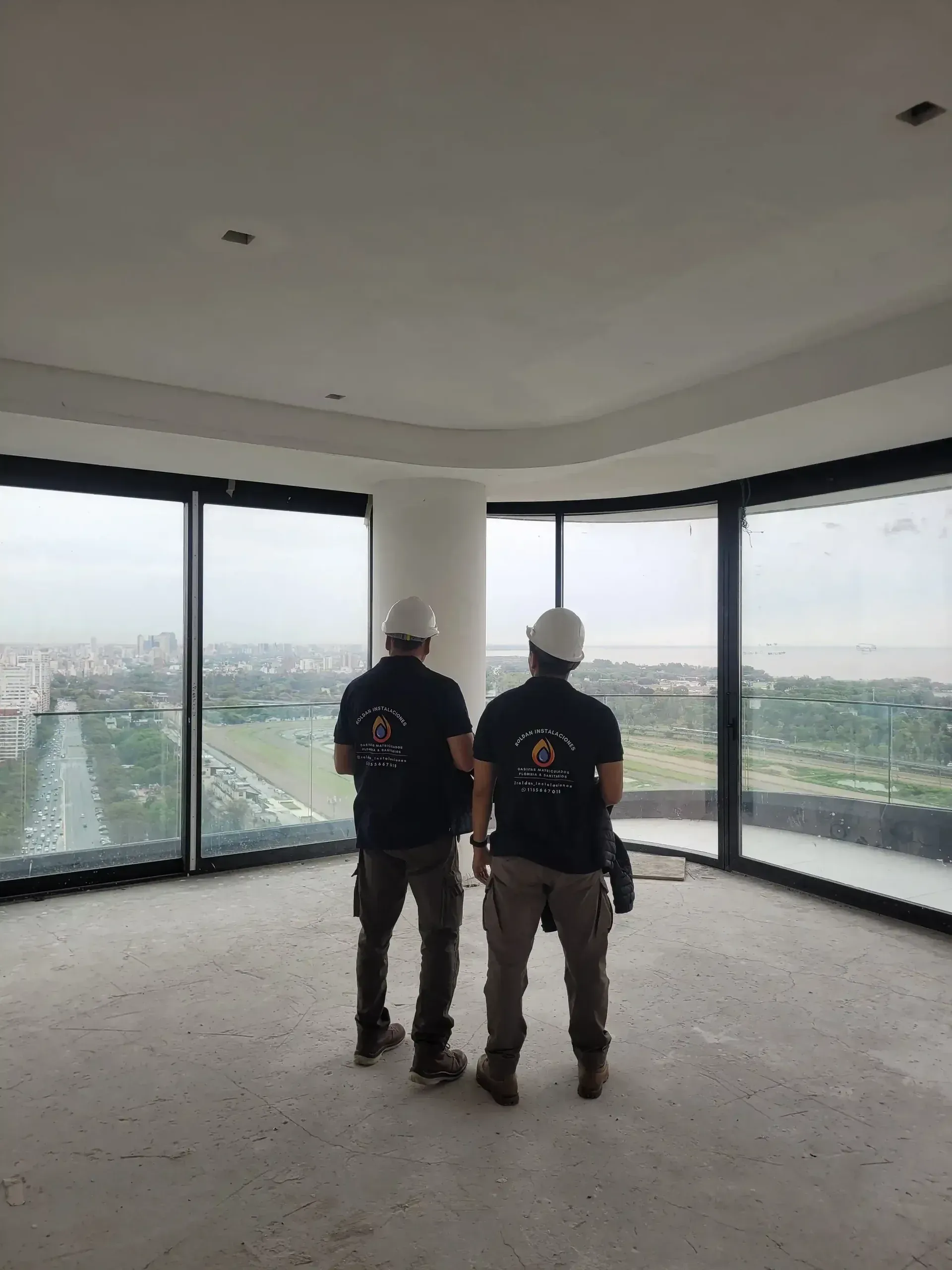 Equipo de instaladores profesionales en obra – Roldán Instalaciones, Zona Norte GBA